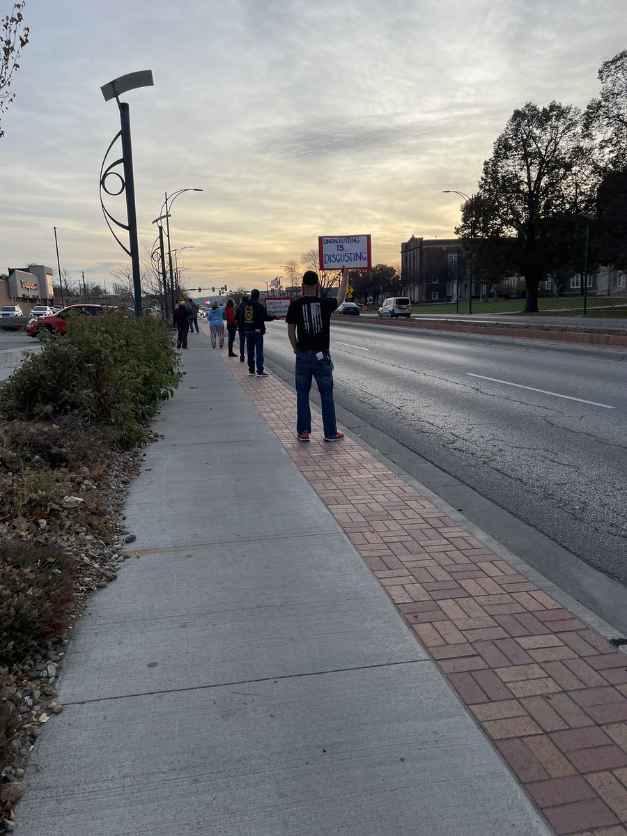 WestIALaborFed's tweet photo. The #RedCupRebellion is ON in Council Bluffs, Iowa today! We stand with @SBWorkersUnited in their fight for a #union. #unionbustingisdisgusting https://t.co/O9Xffh5GKh