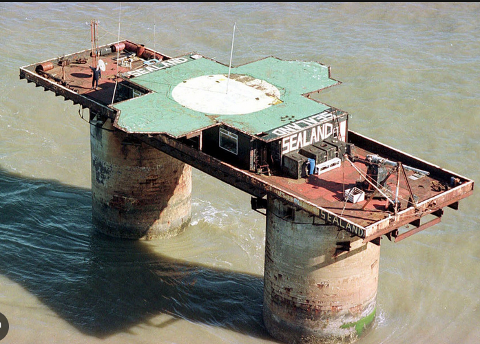 wrestletonin's tweet image. just listening to this: open.spotify.com/episode/0koUPq…

lots of aquatic wrestling talk from @TomCampbell and @thesamdriver - no mention of a potential battle royale on top of @SealandGov though... just a thought... certain that helipad's bit enough for a 16x16 ring