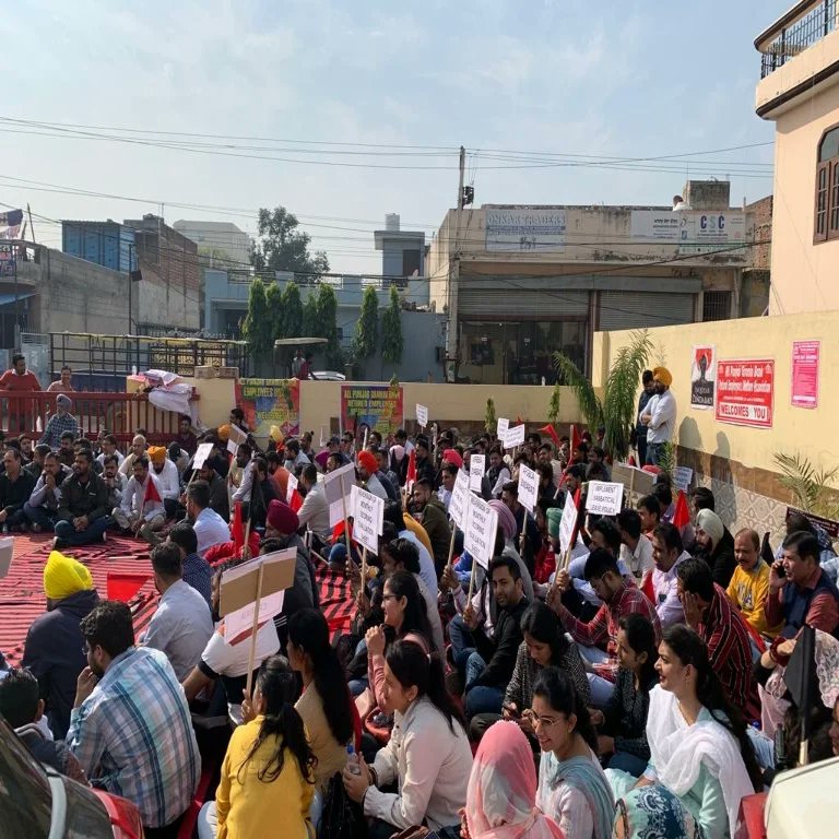 apgboa's tweet photo. Today a protest was held at Punjab Gramin Bank Kapurthala for their legitimate demands. @pnbindia @AirrbeaOfficial @DFS_India @idesibanda @pupgboa @webankerspunjab @ptcnews @JagbaniOnline https://t.co/rks9VOJ1Fo