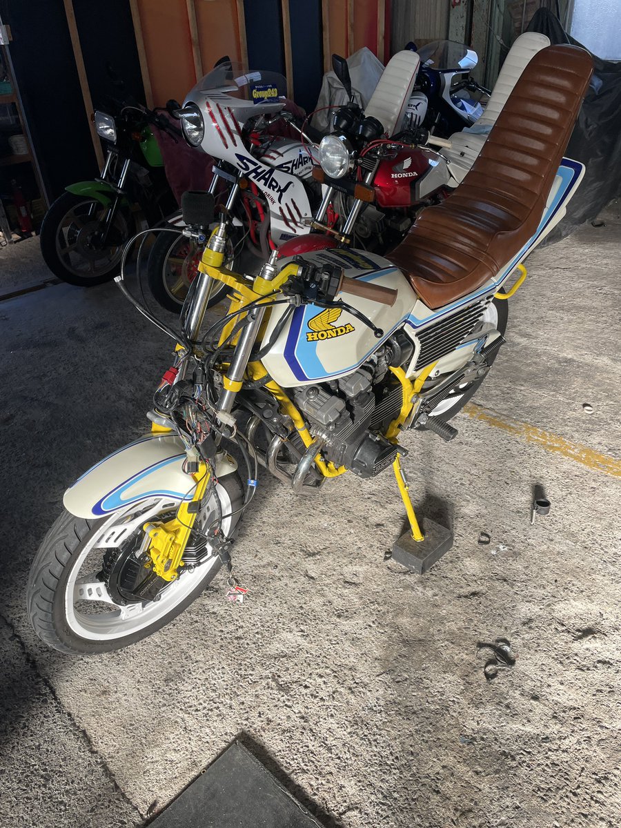 スネークのトップブリッジ探してます😅
ライトステーつけれない乗れない