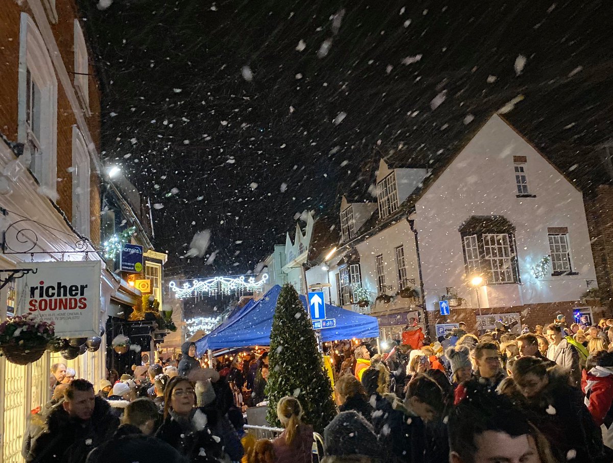 Tonight is the first of #MyFestiveRoyalBorough's Christmas Lights Switch On events, just across the river in Eton!
Food stalls, fun-fair rides, music, dancing and all the fun of Christmas!
Kicking off in and around Jubilee square from 5pm
Christmas lights switch on at 7pm