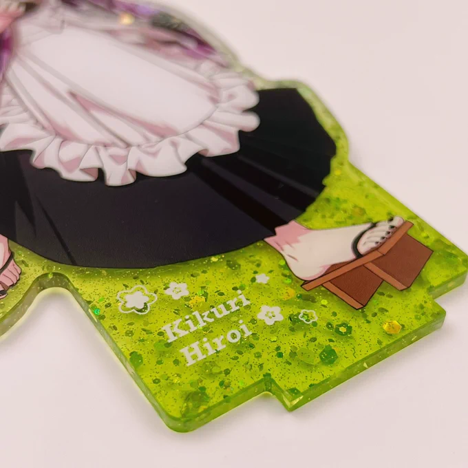 コミケ販売予定の廣リョウグッズのサンプル届きました少し大きめで高さ18cmのアクスタと75mmの缶バッジとなります。素材にラメ入りアクリル板とグリッター紙を使いますのでキラキラで眩しい…(笑納品を楽しみにしています^ ^ 