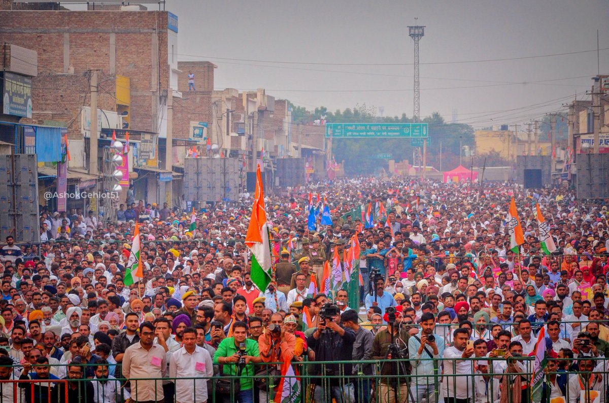 ashokgehlot51's tweet photo. ये तस्वीरें कर रहीं हैं बयान
गारंटी से नं 1 बनता राजस्थान

सादुलशहर (श्रीगंगानगर) के हर गली, मोहल्ले और मकानों से श्री राहुल गांधी के आह्वान पर उमड़ा ये जनसैलाब कांग्रेस की गारंटी यात्रा को मिल रहे अपार समर्थन का गवाह है।

इस दौरान क्षेत्र की प्रगति की गति को 10 गुना करने हेतु प्रत्याशी श्री जगदीश जांगिड़ को मतदान करने का आग्रह किया।

कांग्रेस की गारंटियां हर वर्ग, हर क्षेत्र व हर समाज को साथ लेकर अव्वल राजस्थान गढ़ने को तैयार हैं।

@RahulGandhi
#कांग्रेस_की7गारंटी
#कांग्रेस_फिर_से