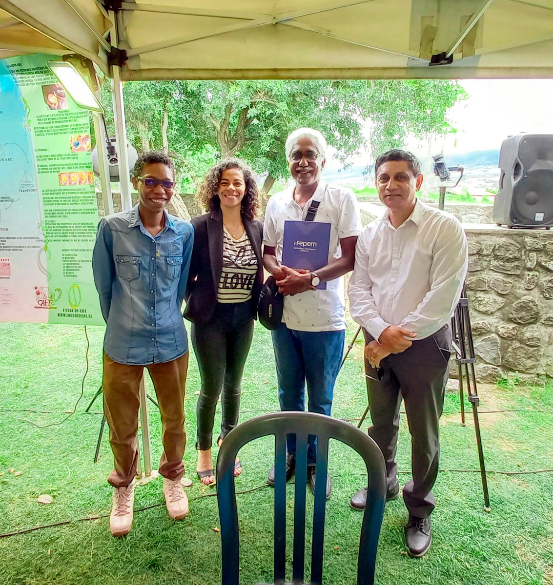 Fepemfr's tweet photo. #EnRegion #LaReunion
📢 Atelier Vieillissement &amp; #dependance : l’occasion d’échanger sur l’éthique &amp; l’accompagnement des #Seniors ds le secteur de l’#EmploiADomicile qui a fait l’objet d’1 étude de l’Observatoire de l’emploi à domicile &amp; de @Dom_et_Cit : https://t.co/UElHu5inOh https://t.co/VVbrFFVfyu