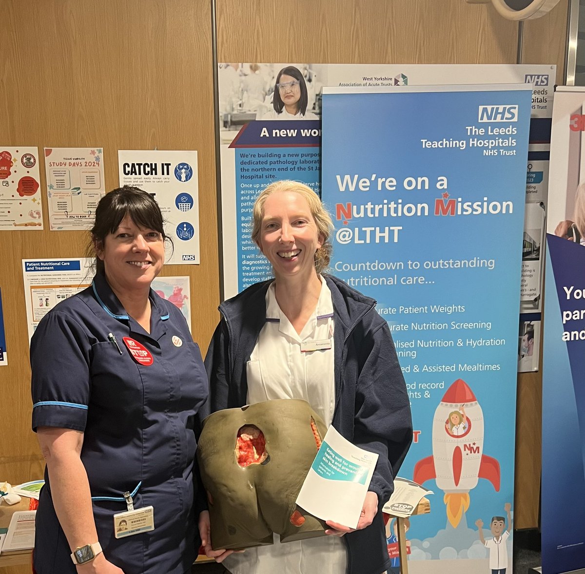Promoting #nutritionmission with @LTHTdietetics as part of #stopthepressure 🛑🥗Thankyou to Jemma, Claudia, Ellie, Emily and Antoinette to supporting the campaign to reduce patient harm @LeedsHospitals