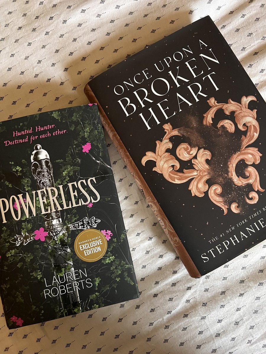 mypicturedorian's tweet photo. mini book haul 🌿🌷⚔️ https://t.co/dC9w4K2I6o