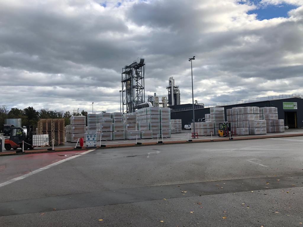 LeBoisInter's tweet photo. Aujourdâhui Ă Mably dans le dĂ©partement de la Loire, la rĂ©daction du Bois International visite lâ#usine @IsonatIsolation qui inaugure le doublement de sa capacitĂ© de production dâ#isolants en fibre de #bois. đđł https://t.co/etpbmYzSdi