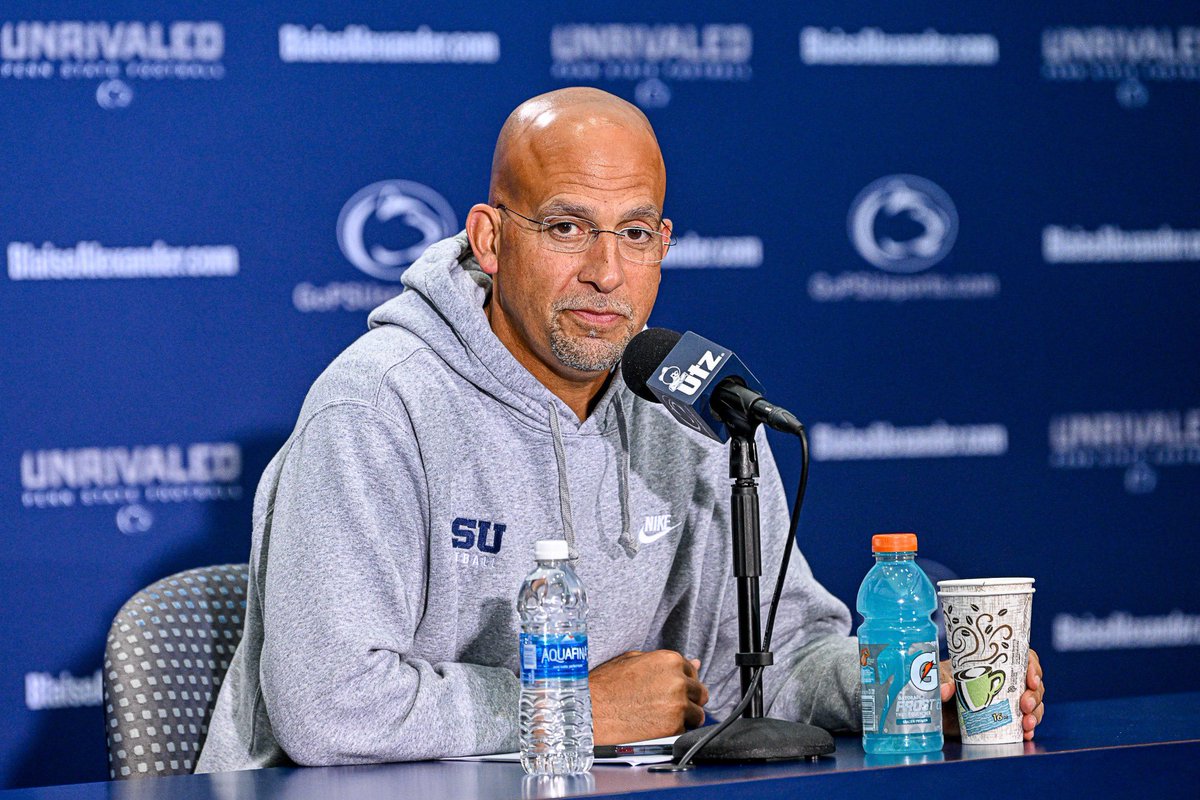 JackGrogan17's tweet photo. Chris Holtmann, the coach of the Ohio state basketball team is the James Franklin of college basketball, great coach sucks at recruiting.
@pplunk19 #GoBucks #OhioState #chrisholtmann https://t.co/GRfLrX0hX7