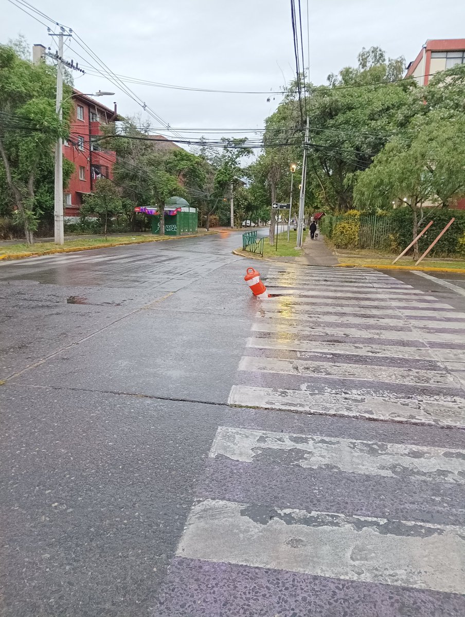 pablomoz's tweet photo. Estimada @MuniNunoa, hace meses que está este socavón "parchado" en la intersección de Lo Encalada con Avda. Sur. Rogaría solucionar este tema tan peligroso para los vehículos como para los peatones. Gracias. https://t.co/25Ea6pS0p5