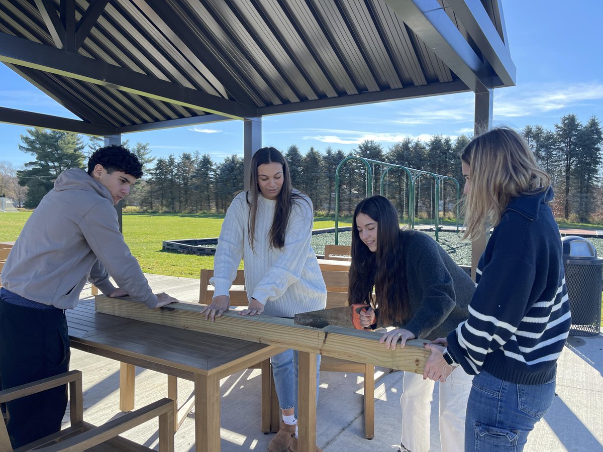 JpsIntlStudent's tweet image. A few @JenisonSchools International students helped assemble a free little library! Thanks to @livewestmichigan, @willowtree_library, and @sarah_boucher119 for the opportunity to provide community service.