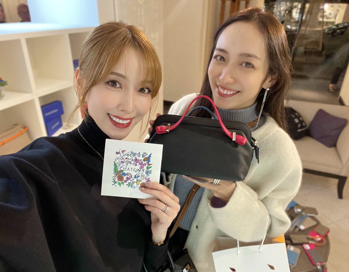 plievesakki's tweet photo. #CHATONA 🇫🇷の高級レザートリヨンラグーンを使用したバッグとスマホケースの新ブランドさん👜『ファッションを楽しむこと、好きなアイテムを愛用することが誰かの支援になり、社会への繋がりを実感できるような仕組みを作りたい』という願いから寄付プログラムが生まれたそう🩷 国際貧困支援、児童支援など、複数の寄付先から選択して頂けます。私も参加させて頂きます🥰✨