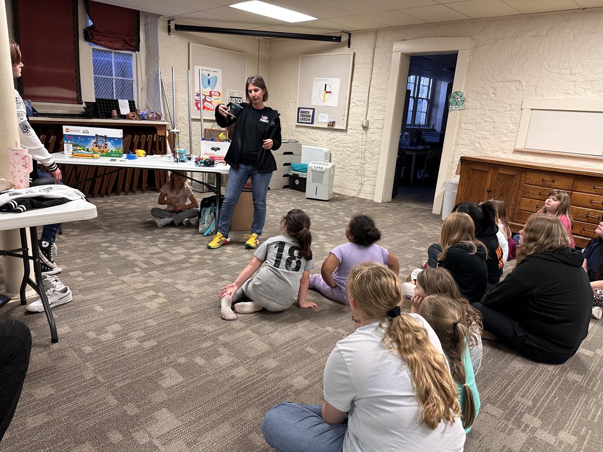 DarkSideRobots's tweet image. We had a great time sharing our love of robots with the Marietta Girl Scout Troupe on Tuesday! And they had a great time wearing Helena&apos;s coat of many buttons.
