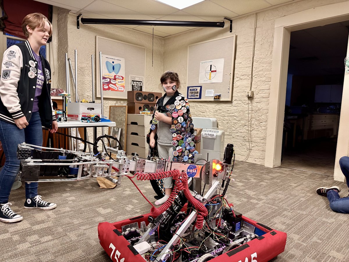 DarkSideRobots's tweet image. We had a great time sharing our love of robots with the Marietta Girl Scout Troupe on Tuesday! And they had a great time wearing Helena&apos;s coat of many buttons.