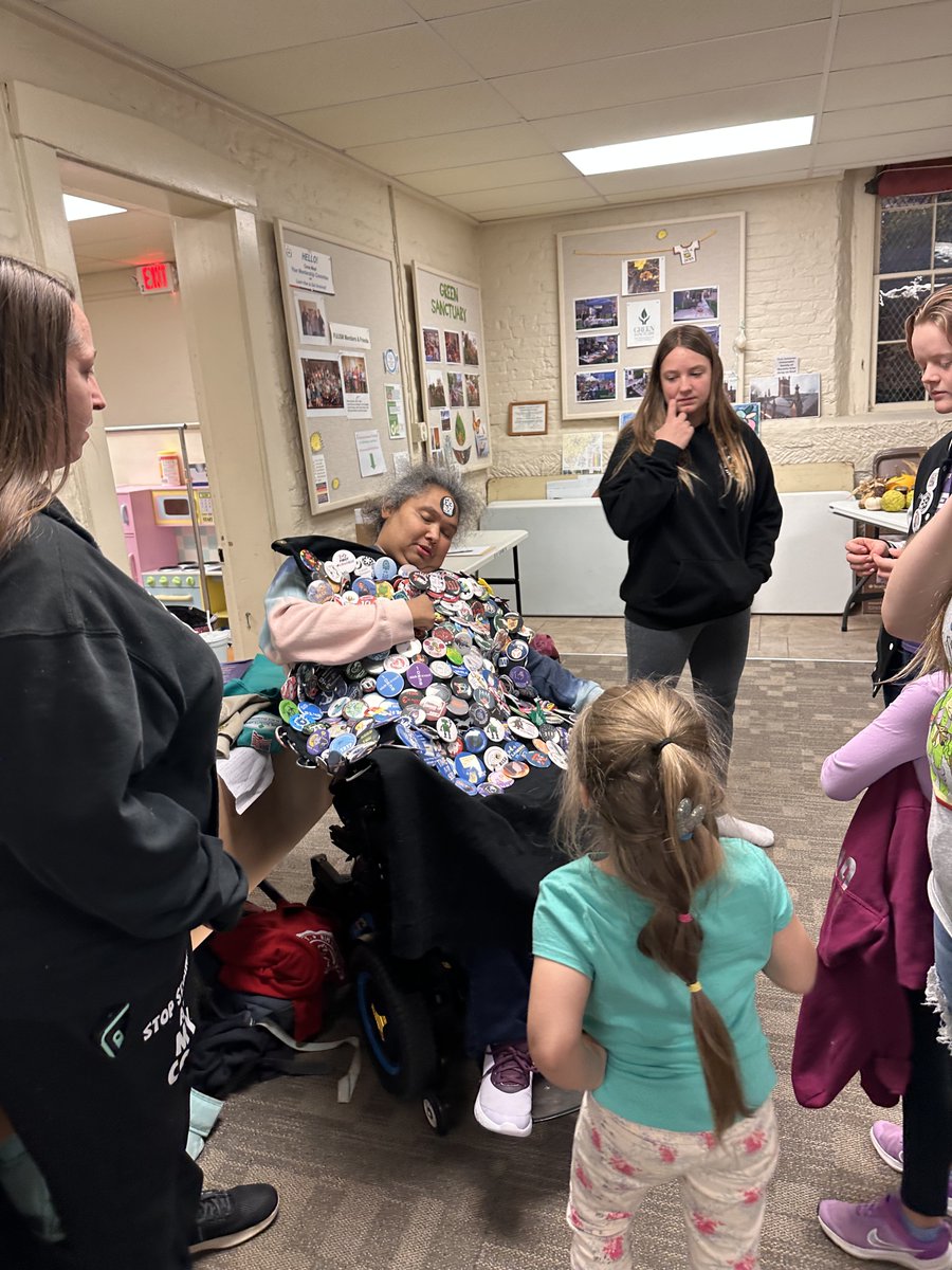 DarkSideRobots's tweet image. We had a great time sharing our love of robots with the Marietta Girl Scout Troupe on Tuesday! And they had a great time wearing Helena&apos;s coat of many buttons.