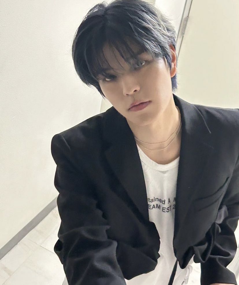 SEUNGM1NE's tweet photo. AHHHHHHH WHY IS HE SO GOOD LOOKING😭😭😭😭 https://t.co/tYFw1A81iq