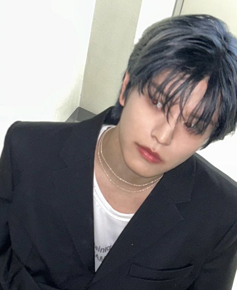 SEUNGM1NE's tweet photo. AHHHHHHH WHY IS HE SO GOOD LOOKING😭😭😭😭 https://t.co/tYFw1A81iq