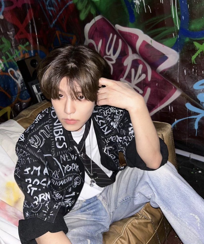 SEUNGM1NE's tweet photo. AHHHHHHH WHY IS HE SO GOOD LOOKING😭😭😭😭 https://t.co/tYFw1A81iq