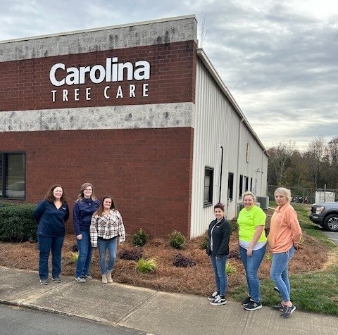 CarolinaTree1's tweet photo. The Concord Lewis and Carolina Tree Care dream team strikes again! This time, we worked together to give our office building a much-needed facelift. We took a break from our busy schedules yesterday to plant some fresh blooms and greenery around the exterior. 🌸🌿 #teambuilding https://t.co/mXGisONUoZ