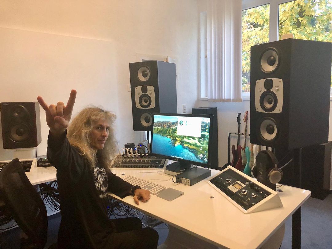 EveAudio's tweet photo. A pair of mighty SC408 keeps rocking in meadow studio, Germany.😎

📷: the_real_ironfinger

#meadowstudio #recording #mixing #studiomonitors https://t.co/0F5XN4HGcI