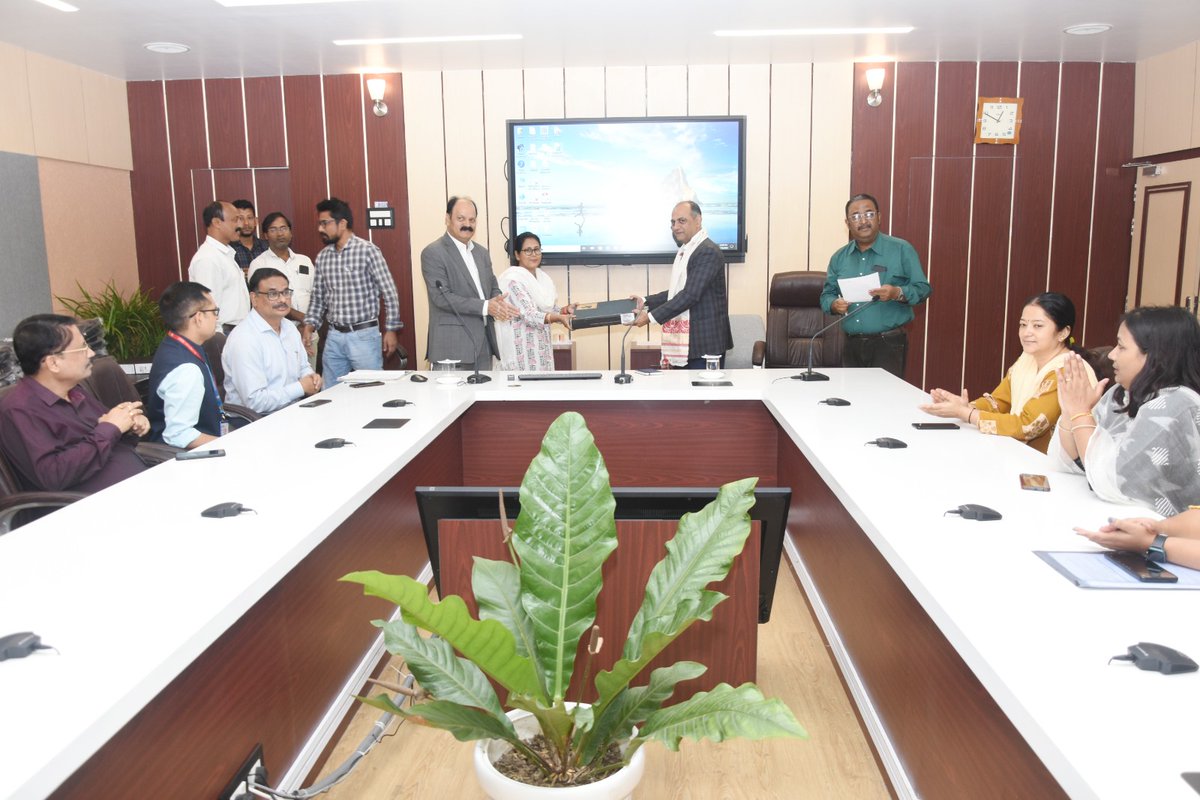 SiprdAssam's tweet photo. Today, Sjt. Alok Prem Nagar, Joint Secretary of the MoPR, GoI, undertook a visit to SIPRD Assam. During his visit, he participated in a ceremony for the distribution of Laptops, wherein he handed over Laptops to the faculty members. https://t.co/NM9kvt9ilV