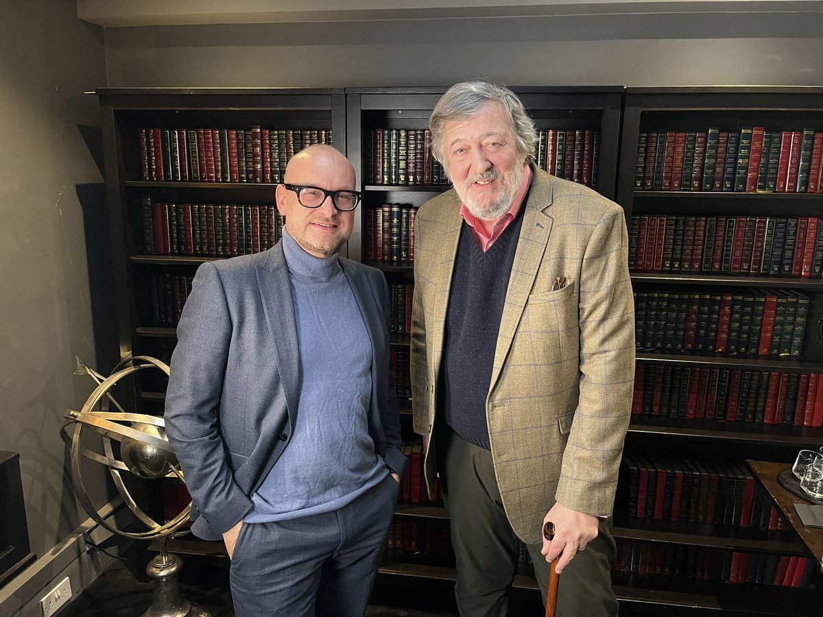 LAUNCH DAY! But before the release Right in the Head, we shot a video w/ Stephen Fry for the Big Bookshare. What a lovely chap! Final tix for tonight: thehorsehospital.com/events/rightin… #beinghuman23 #rightinthehead @wlv_uni is where it happens, kids. #rightinthehead #beinghuman23