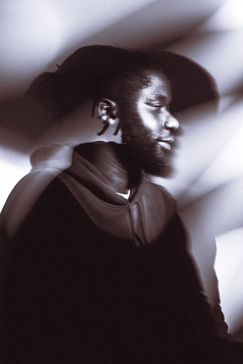 Finding magic in mistakes.
Growth within the noise.
Alignment in stillness. 

Test shot of Madaliso <a href="/Madblessings/">MADALISO</a> 🎵💫

#rapper #producer #photography #portrait #musicartist