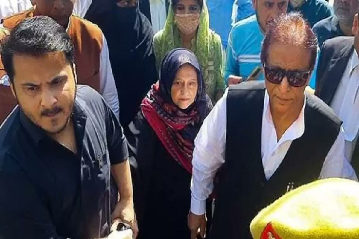 ReportersDigest's tweet photo. आज़म खान, उनकी पत्नी और बेटे ने 7 वर्ष की सज़ा के खिलाफ सेशन कोर्ट में दायर की अपील, सज़ा स्तगीत कर ज़मानत देने की लगाई गुहार,,

क्या था पूरा मामला देखिए नीचे दिए लिंक पर,,
https://t.co/dGDCr2mehe

#azamkhan
#abdullahazamkhan
#rampurcourt https://t.co/uR6jWWyFJR