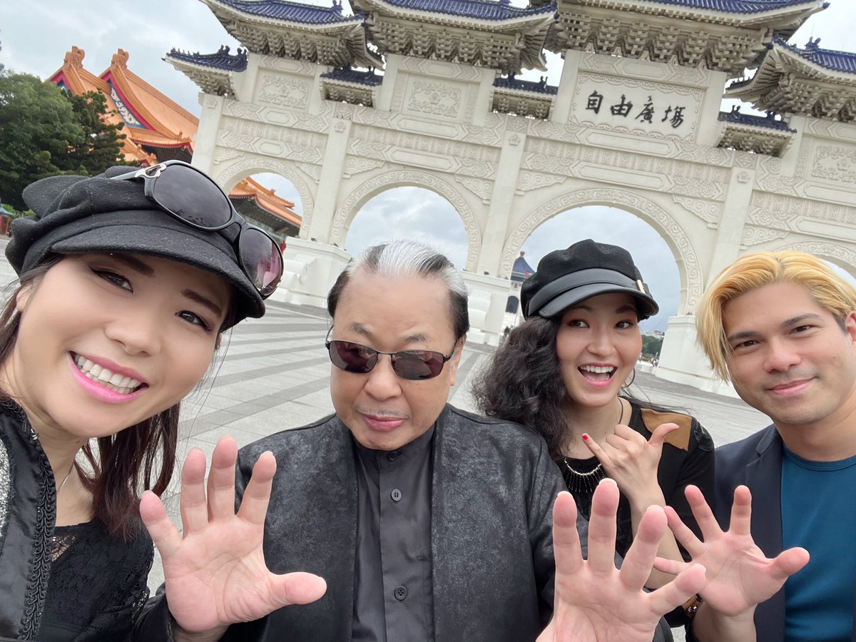 bless4_AKAA's tweet photo. 台湾の最終日に #中正紀念堂 を訪れた際に偶然にこの方と出会いました❣️
#ミスターマリック は小さい頃にテレビで良く見てました✨
思わず声かけてしまいましたが、
快く一緒に写真撮ってくれました！
優しい💖
ありがとうございました😊

#台湾 #2023ACE https://t.co/xfOtvolQtG