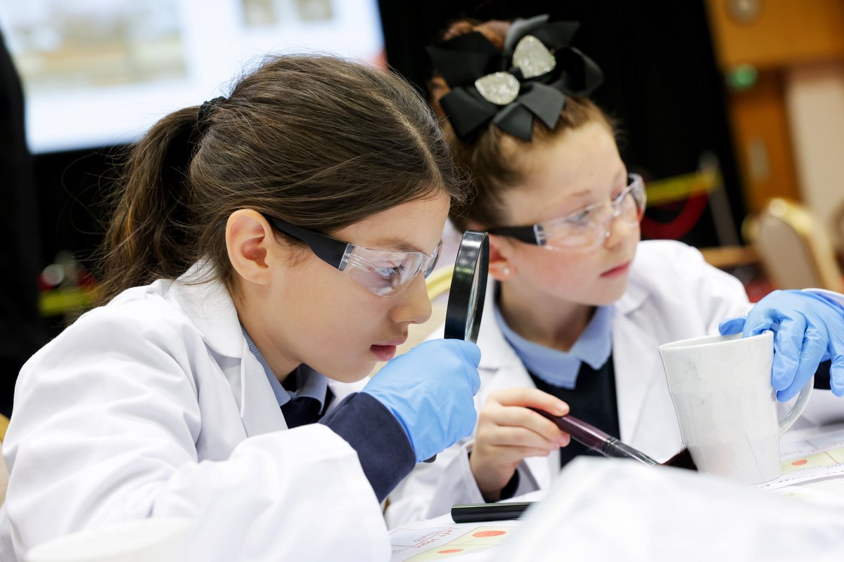 This week for @scienceirel #ScienceWeek we helped local children crack crime with science!

The school students used a range of science experiments including blood typing, fingerprinting and UV light to solve the mystery 🔎

Learn more 👉 bit.ly/3FX5rtR

#RCSIengage