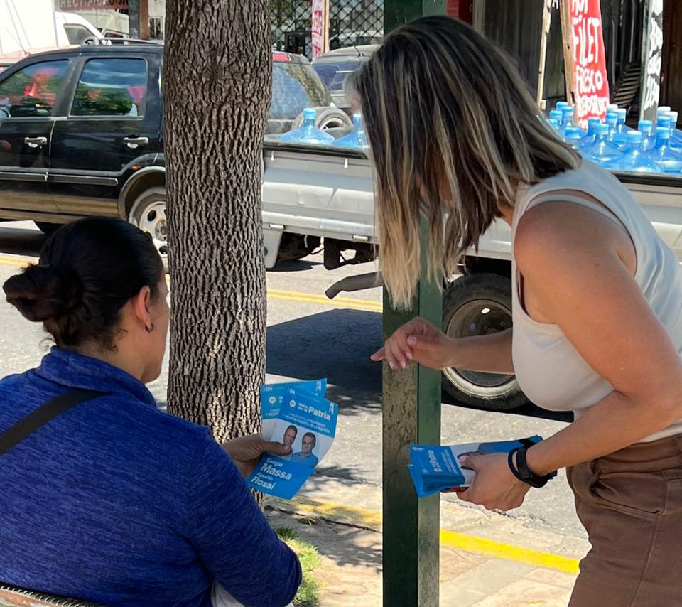 MicaFerrarom's tweet photo. El último día de campaña charlamos con vecinos y vecinas sobre lo que se pone en juego en estas elecciones. 

El 19 elegí un presidente. Tenemos con quién. Se viene la Argentina que estábamos esperando #TigreConMassa #MassaPresidente https://t.co/HQidBdf0y7