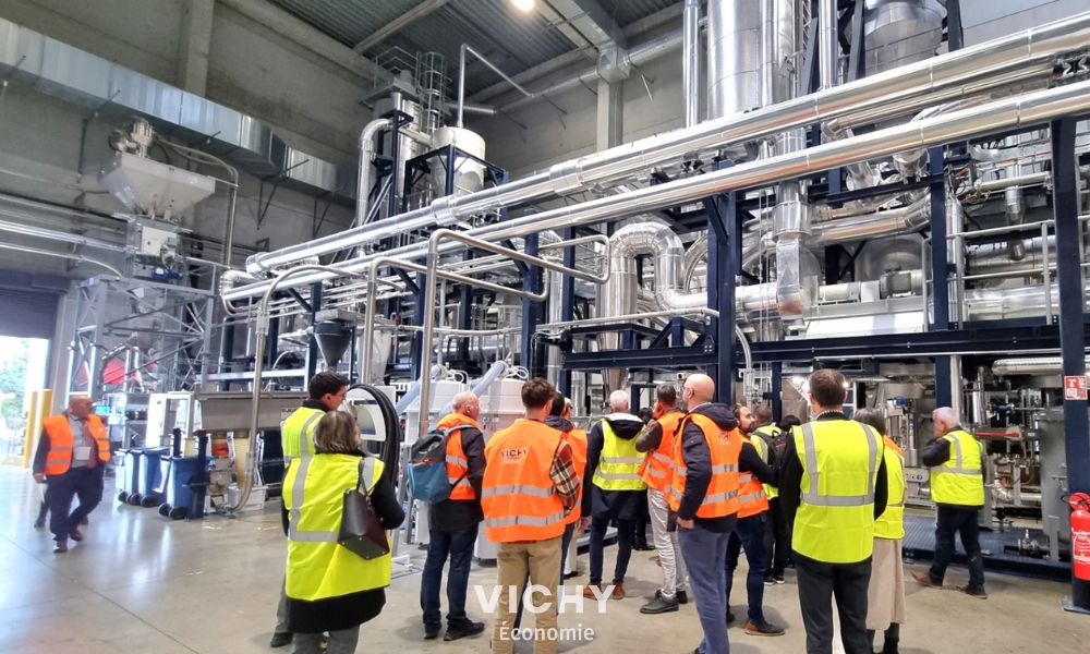 VichyEconomie's tweet photo. #decarbonation (suite) : cette matinée thématique s'est poursuivie avec la visite du site de la SCBV – Société Commerciale des Eaux du Bassin de Vichy - Sources ALMA , 1er centre européen intégré de recyclage de bouteilles. https://t.co/UFiwlvy2Bg