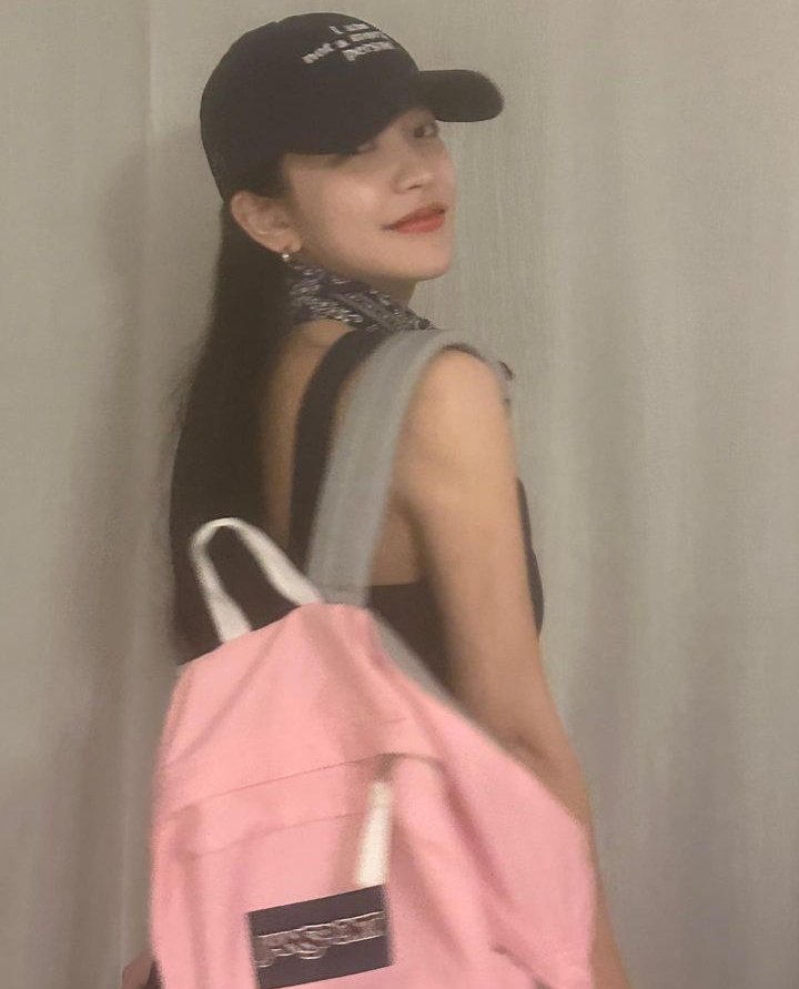 iqbaalyeri's tweet photo. #IQBAAL #YERI look good with their backpacks and caps 🧢🎒 https://t.co/JqfVbcCObE