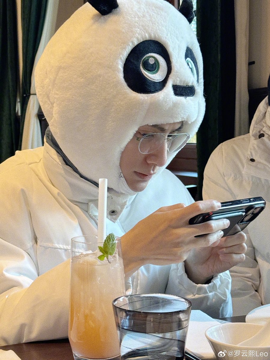 YunLu_Intl's tweet image. #Themeoftheday 
Cute animals 🐼 🐱 11.16

#LuoYunxi #BaiLu lowkey supporting each other and showing some ❤️ Our lulu didn’t want to miss 🤴 Twinning in white too! 
Only #YunLu fam can relate 🔥💯🙌