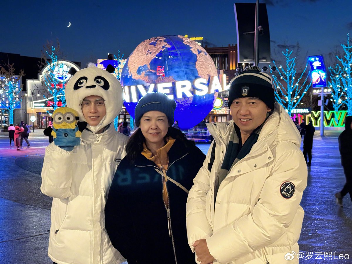 YunLu_Intl's tweet image. #Themeoftheday 
Cute animals 🐼 🐱 11.16

#LuoYunxi #BaiLu lowkey supporting each other and showing some ❤️ Our lulu didn’t want to miss 🤴 Twinning in white too! 
Only #YunLu fam can relate 🔥💯🙌