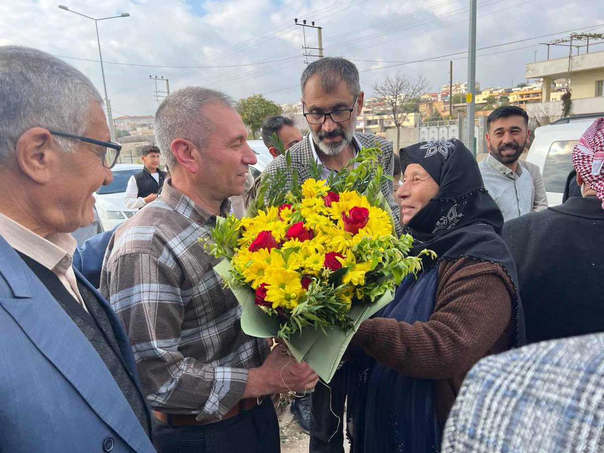 zekiirmez's tweet photo. Me li Hezexê Osman Kapan ê ku piştî 31 salan ji Girtîgeha Boluyê derket, bi coş pêşwazî kir. 
Tu bi xêr hatî heval Osman. https://t.co/KeaqacJmah