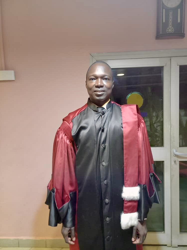 alwihdainfo's tweet photo. #Tchad : Jean-Claude Kouladoum, ayant défendu sa thèse de doctorat en économie mathématique à l'Université de Dschang, au Cameroun, en juillet 2019, a réussi le renommé concours d'agrégation en sciences économiques du CAMES, lui conférant ainsi le titre de professeur agrégé en sciences économiques. Il est le premier Tchadien à obtenir ce grade et devient le plus jeune professeur agrégé en sciences économiques en Afrique.