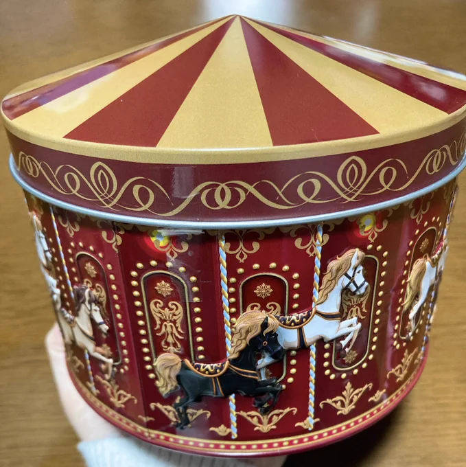 カルディで可愛いメリーゴーランド缶あってつい買っちゃった結構デカい! 中にはクランチチョコ入ってる 食べ終わったら何入れようかな