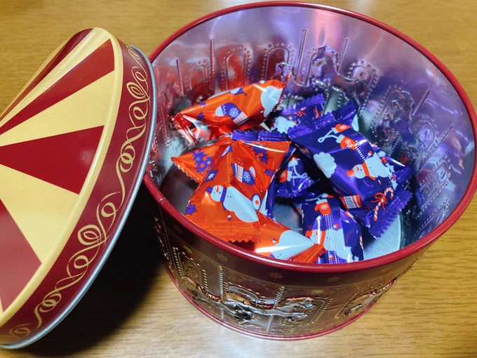 カルディで可愛いメリーゴーランド缶あってつい買っちゃった結構デカい! 中にはクランチチョコ入ってる 食べ終わったら何入れようかな
