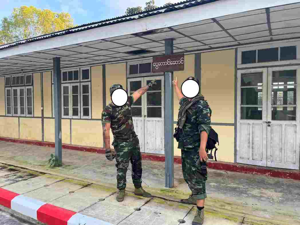 YeSoe91920267's tweet photo. #Loikaw University where the terrorist military council forces stationed in, is under control of the Alliance Forces including #Karenni National Defense Force.
#2023Nov16Coup
#Chevron_MustStopPaymentToJunta #KeepInEscrowAccount #No2APEC #MOGE
Read more->https://t.co/ISyvXMuMUW https://t.co/byRcMMtoz9