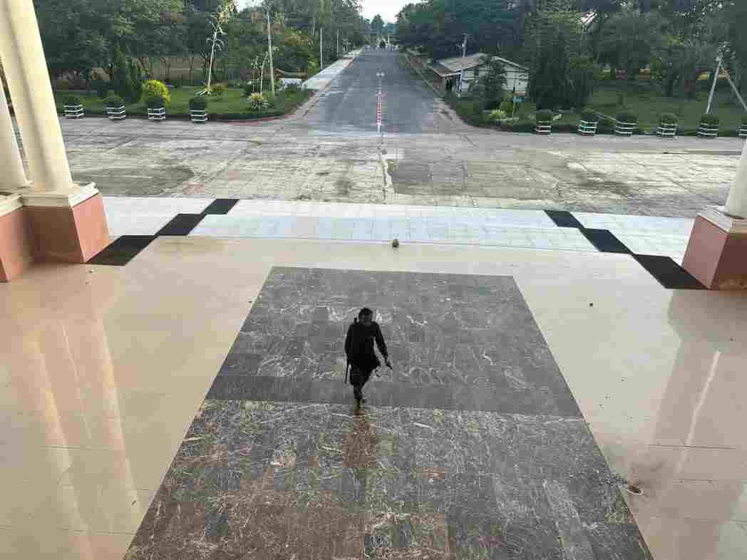 YeSoe91920267's tweet photo. #Loikaw University where the terrorist military council forces stationed in, is under control of the Alliance Forces including #Karenni National Defense Force.
#2023Nov16Coup
#Chevron_MustStopPaymentToJunta #KeepInEscrowAccount #No2APEC #MOGE
Read more->https://t.co/ISyvXMuMUW https://t.co/byRcMMtoz9