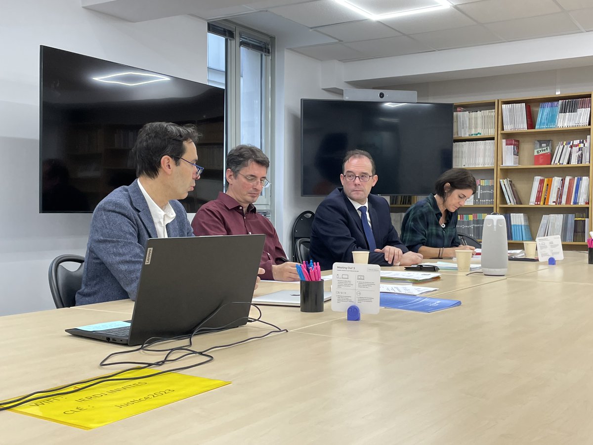 Séminaire "𝙅𝙪𝙨𝙩𝙞𝙘𝙚 𝙚𝙩 𝙜𝙪𝙚𝙧𝙧𝙚" - 𝙍𝙚𝙘𝙤𝙣𝙨𝙩𝙧𝙪𝙞𝙧𝙚 𝙡𝙚 𝙥𝙖𝙮𝙨, 𝙧𝙚́𝙥𝙖𝙧𝙚𝙧 𝙡𝙚𝙨 𝙫𝙞𝙫𝙖𝙣𝙩𝙨, 𝙧𝙚𝙩𝙧𝙤𝙪𝙫𝙚𝙧 𝙡𝙚𝙨 𝙙𝙞𝙨𝙥𝙖𝙧𝙪𝙨, organisé par <a href="/GipIerdj/">GIP IERDJ</a> avec Joël Hubrecht, Magalie Besse, <a href="/OFrouville/">Olivier de Frouville</a>, Olivier Beauvallet et <a href="/vsansico/">Virginie Sansico</a> ⚖️🕊️