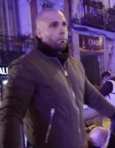 Por si véis al secreta de ayer que provocó disturbios y luego acabó deteniendo a chavales.
Así podéis saludarle, pero pacíficos eh 😉