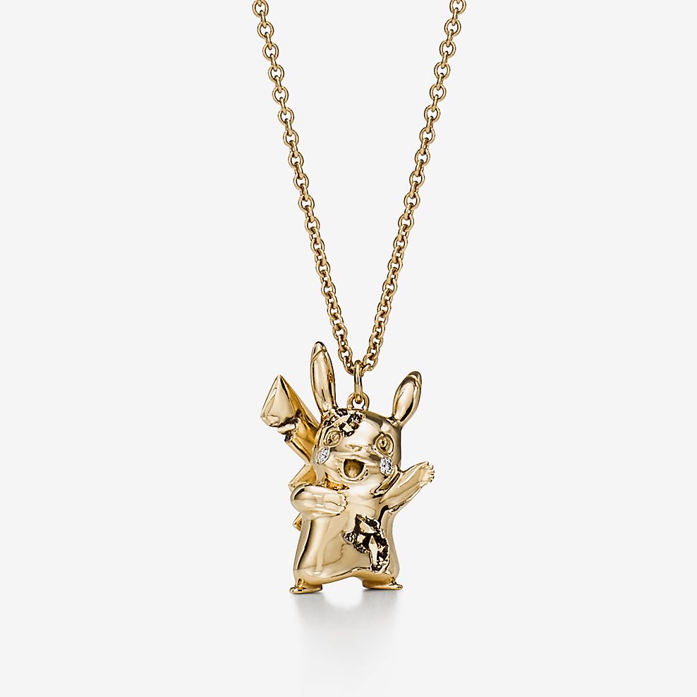 _quas4r's tweet photo. 가격대는 $1,290 - $29,000 USD 사이로 총 9종의 쥬얼리를 선보인다고 한다. 아마도:

1. 옐로골드 앉은 피카츄 (최고가)
2. 옐로골드 서있는 피카츄
3. 6종 포켓몬 은목걸이
4. 은 피카츄 목걸이
5. 은 뮤 목걸이
6. 은 탕구리 목걸이
7. 은 파이리 목걸이
8. 은 꼬부기 목걸이
9. 은 푸린 목걸이 https://t.co/fh5EBsgW7J