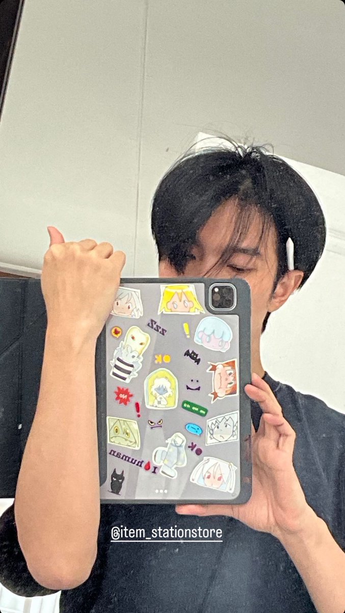 Build_FamilyFC's tweet photo. IGs update [16112023]  หู้ยยย เท่ห์สุบๆ ไปเลยฮาฟฟฟฟ แต่ว่าเช็ดกระจกหน่อยมั้ย หยอกๆ 😜

#BuildJakapan @JakeB4rever
 #Beyourluve https://t.co/Frc8PjqE4U