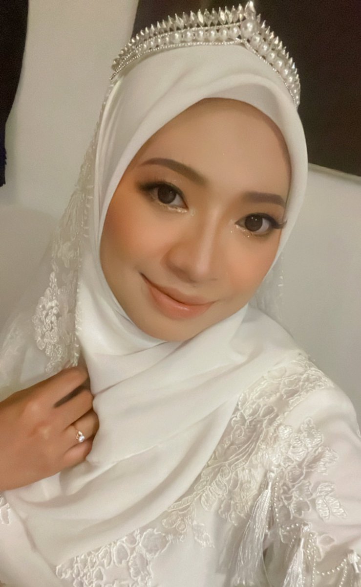 SchidaManis's tweet photo. Laaaaa Felix you pinjam crown wedding saya ke? 😂🫣 #Felix https://t.co/slIubQqaIk