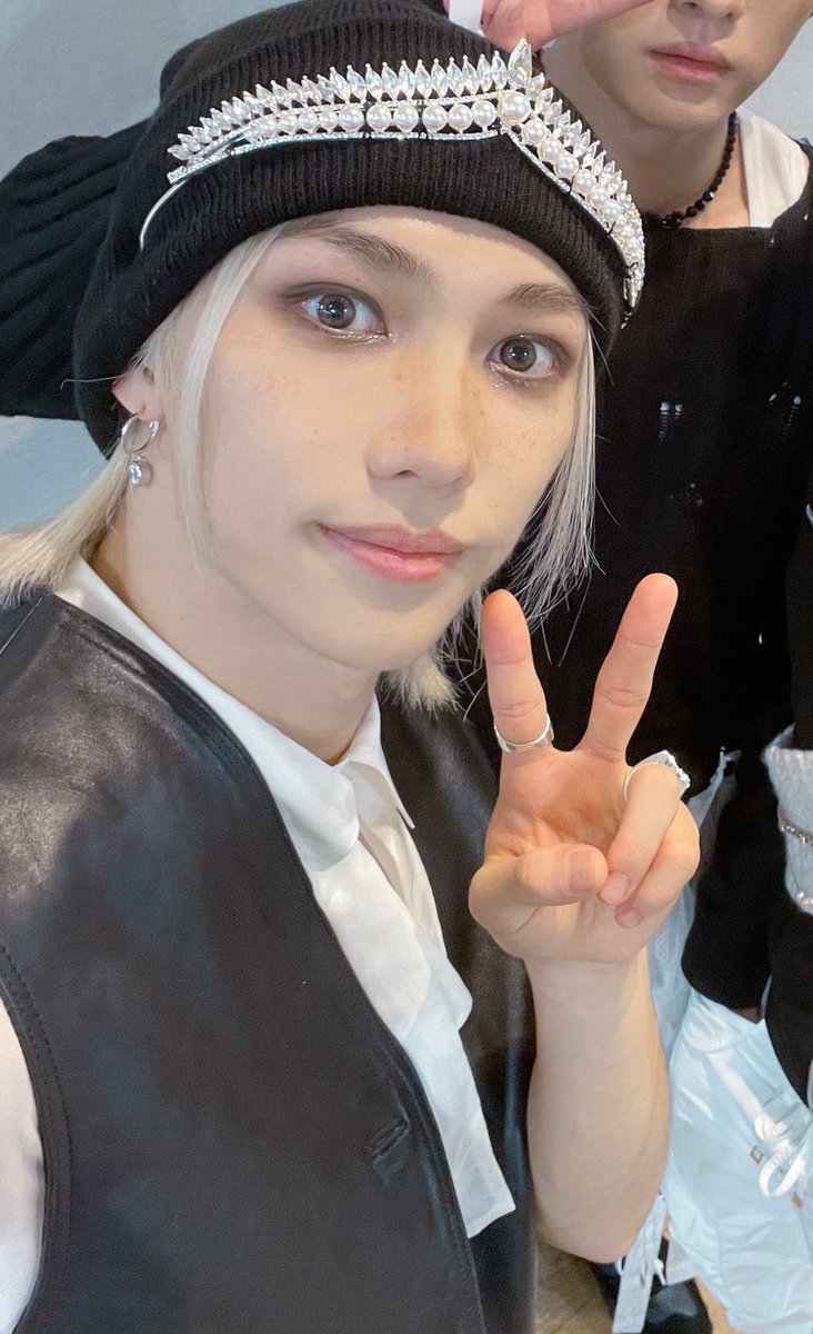 SchidaManis's tweet photo. Laaaaa Felix you pinjam crown wedding saya ke? 😂🫣 #Felix https://t.co/slIubQqaIk