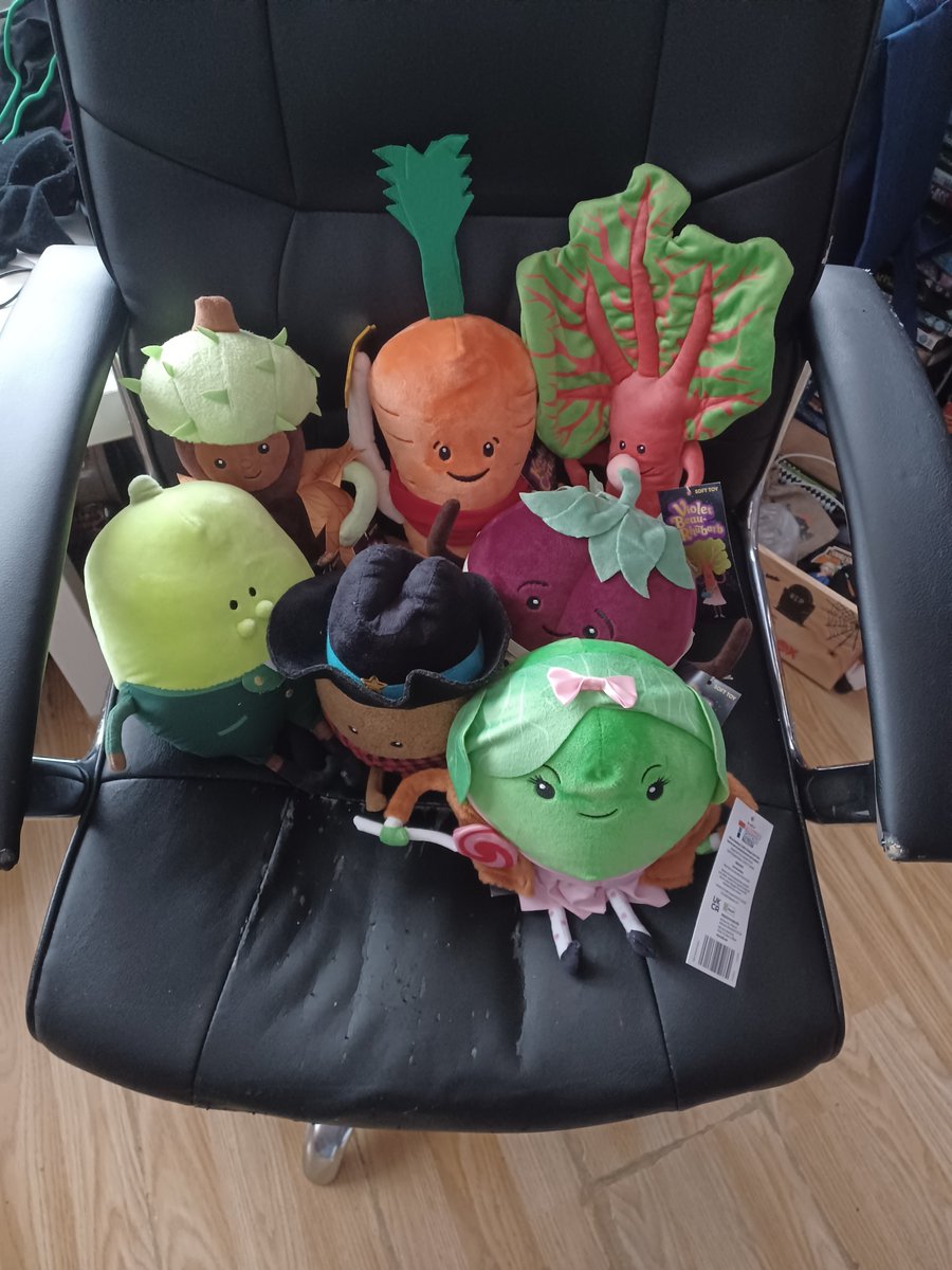 queeniea98's tweet photo. @AldiUK got my stress free at my local Aldi, be nice to retail workers not their fault about the new rules #kevinthecarrott #itsChristmas finally https://t.co/estJoA7VWo
