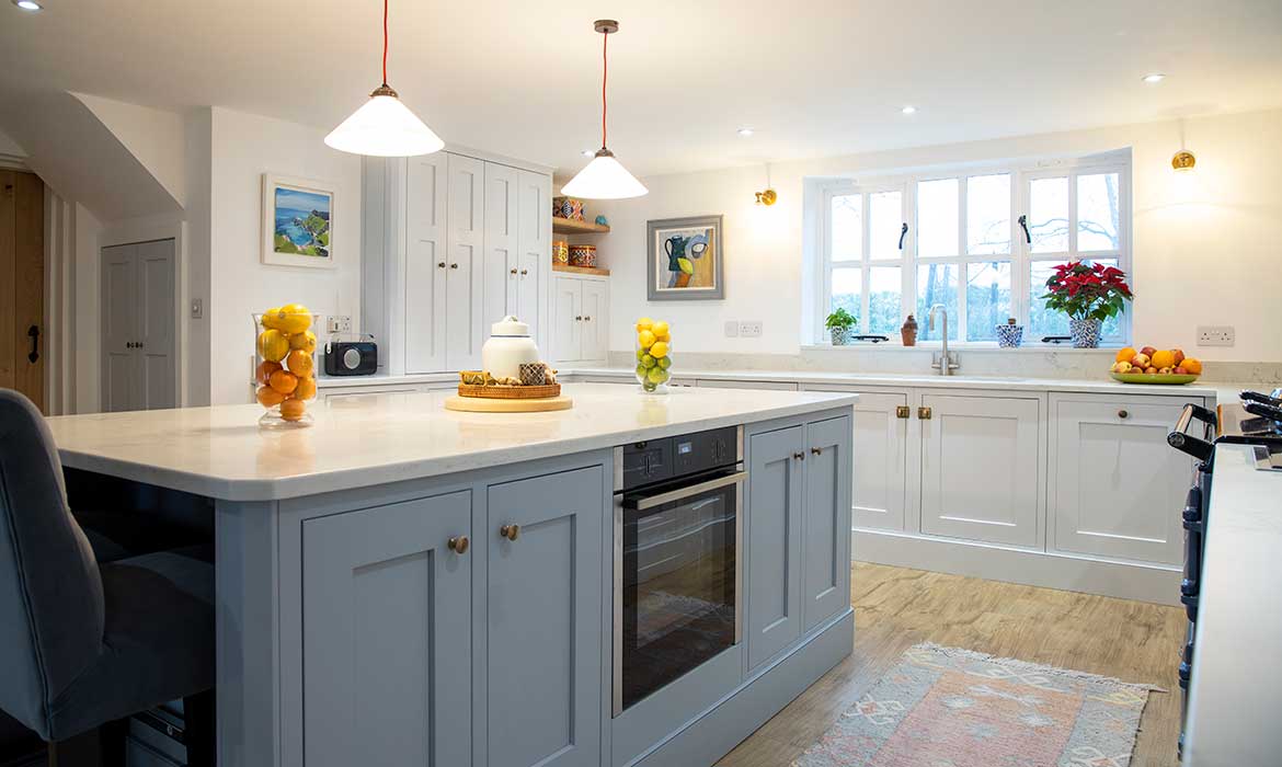 ChidKitchens's tweet photo. After removing a wall, a large space was created for a huge, #bespoke &amp; handmade #kitchen that would be the heart of this lovely family home.
Designed around a large island, we added plenty of storage, bookcases, seating &amp; a pantry cupboard
https://t.co/i9IOvuh3C4
#kitchendesign https://t.co/YICffuR4Jn