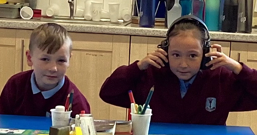 EllisonPrimary's tweet image. Year 5 had a very special visit from Mr Bailey from the Mercian Regiment last week. The children made wreaths for #RemembranceDay and enjoyed asking questions about life in the military. #ellisoncommunity