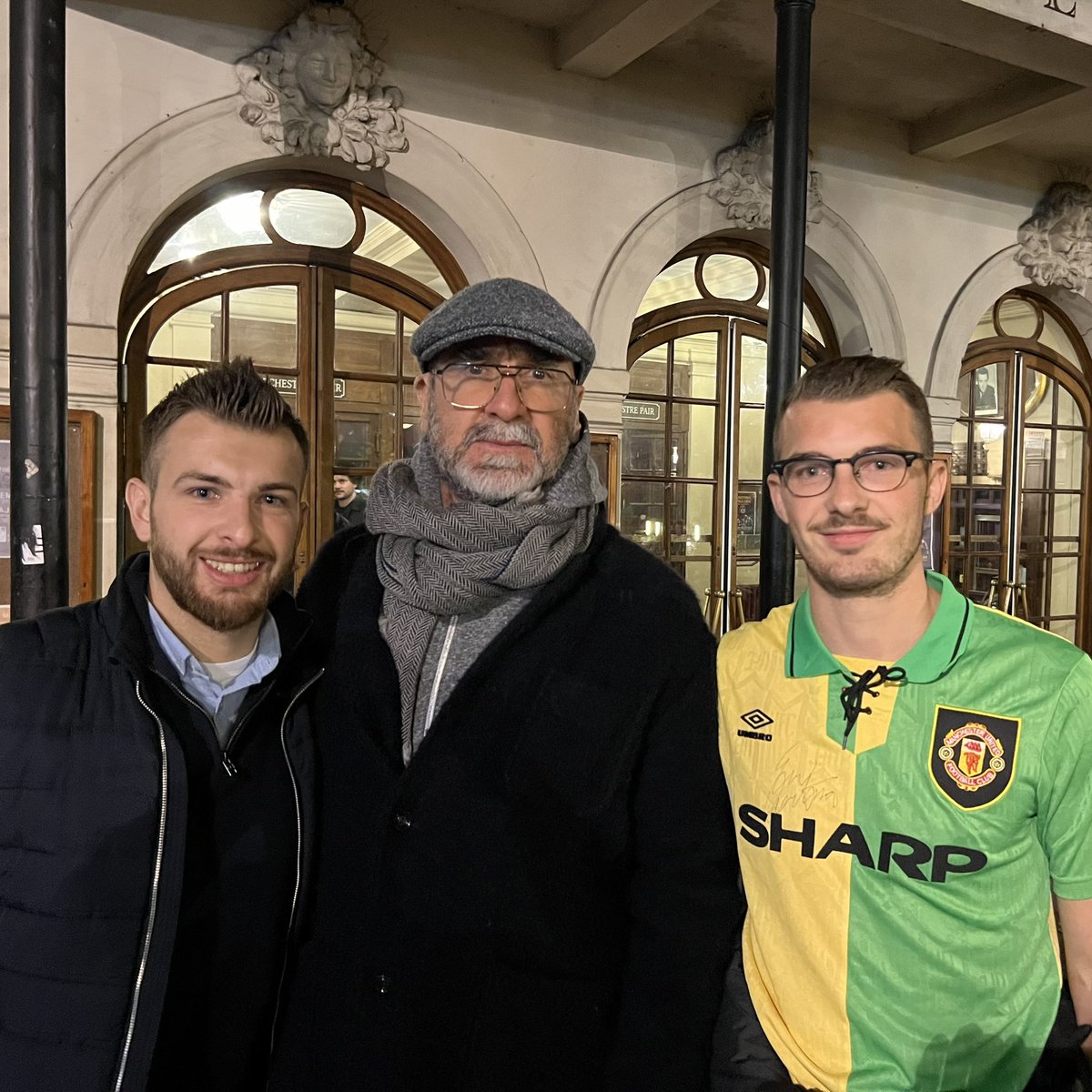 MChevalliot's tweet photo. Un rêve de rencontrer le King 👑 ! Super concert ! #CantonaSingsEric 🪄 

Un plaisir d’avoir également rencontré l’inégalable @DidierRoustan ! 🧩🧩

#Cantona #MUFC https://t.co/0azxHvnLUh